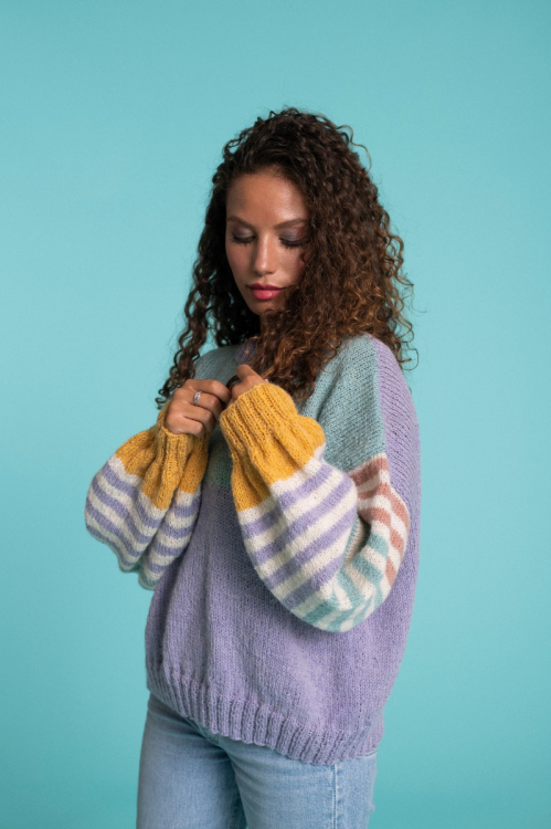 Vid tröja med randiga ärmar 