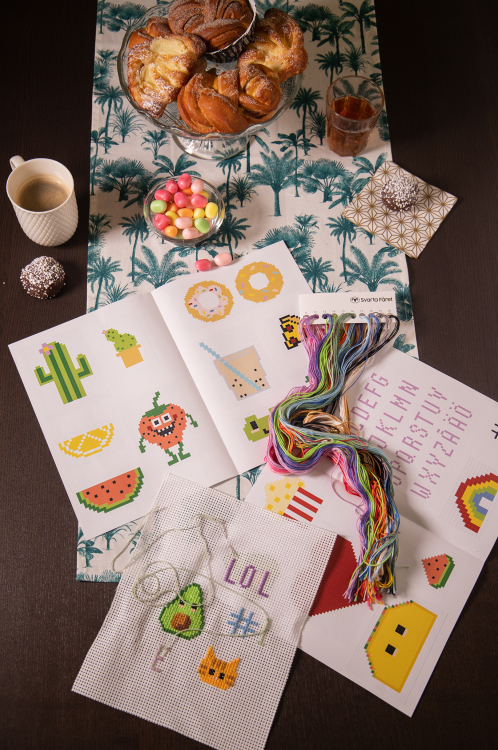 Broderikit - färgglada motiv och bokstäver