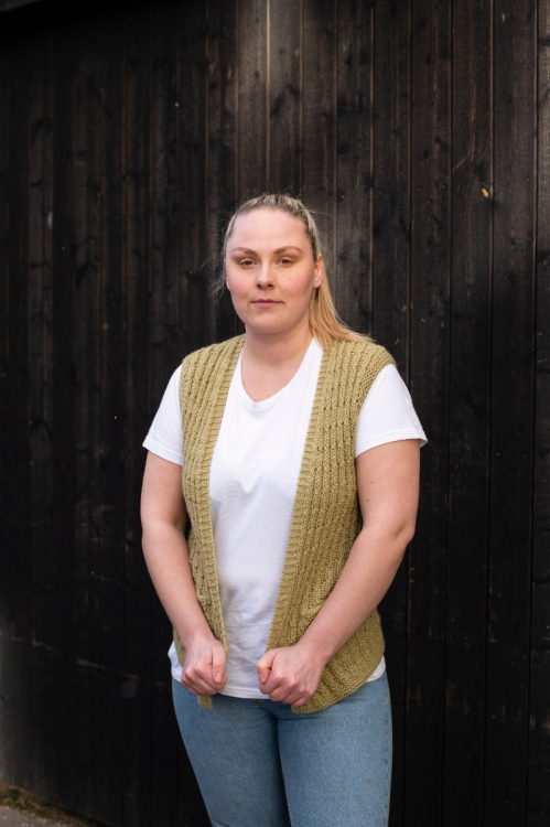 Väst med falska flätor 