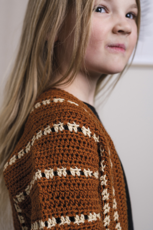 Maleo – virkad barnkofta i kimonostil