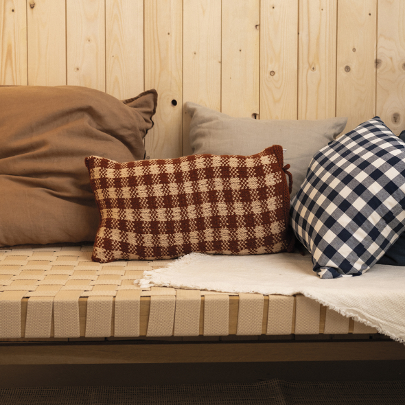 Hazelwood Halo Pillow - stickad skotsrutig kudde