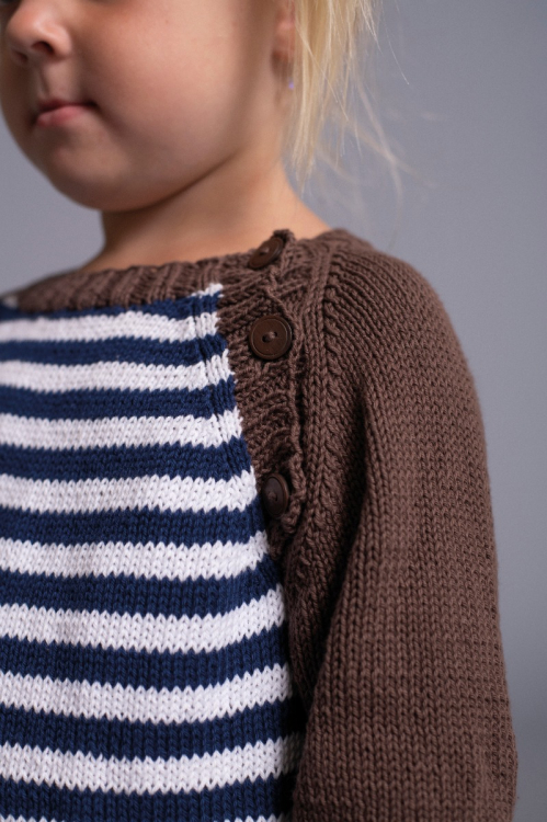 Randig babytröja med knappar i raglan  