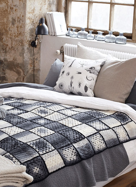 Pläd av stickade och virkade rutor